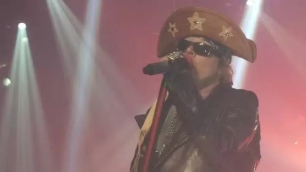 Em 2014, Axl Roses usou chapéu de couro ao se apresentar em show em Fortaleza 