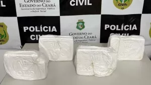 Droga em Nova Olinda. A imagem mostra quase 4 quilos de cocaina acondicionadas em 4 pacotes, em cima de uma mesa.