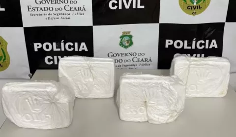 Droga em Nova Olinda. A imagem mostra quase 4 quilos de cocaina acondicionadas em 4 pacotes, em cima de uma mesa.