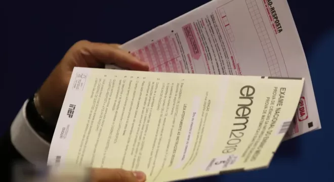 Segundo o órgão, a decisão foi tomada após relatos de antecipação de questões do Enem 2025.