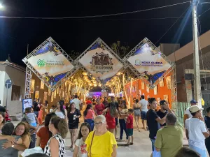 Pessoas na entrada da Exponova, em Nova Olinda.