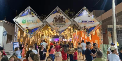 Pessoas na entrada da Exponova, em Nova Olinda.