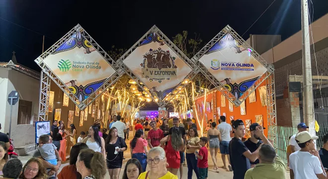 Pessoas na entrada da Exponova, em Nova Olinda.