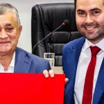 Guimarães recebe do vereador Barbosa Neto a Comenda Padre Cícero | Foto: Aerlon Avelino