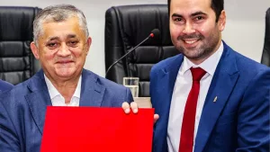 Guimarães recebe do vereador Barbosa Neto a Comenda Padre Cícero | Foto: Aerlon Avelino