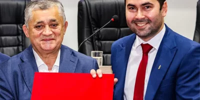 Guimarães recebe do vereador Barbosa Neto a Comenda Padre Cícero | Foto: Aerlon Avelino