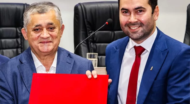 Guimarães recebe do vereador Barbosa Neto a Comenda Padre Cícero | Foto: Aerlon Avelino