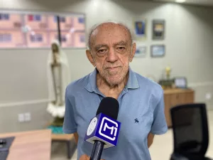 Humbero Cabral, radialista e memorialista. Está com uma camiseta azul.