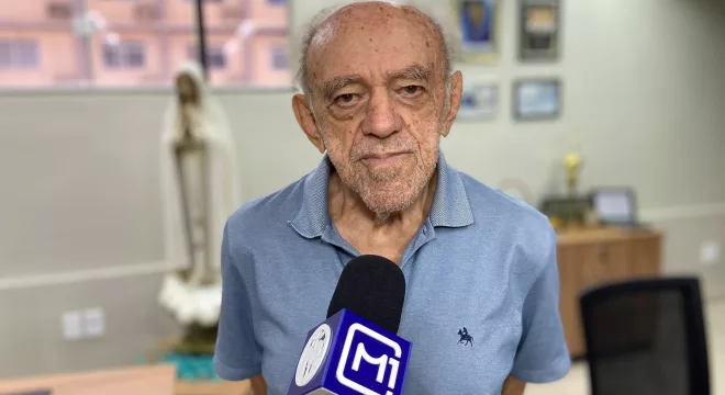 Humbero Cabral, radialista e memorialista. Está com uma camiseta azul.