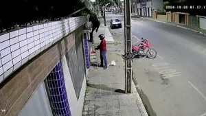 PM e comparsa invadindo casa em Várzea Alegre.