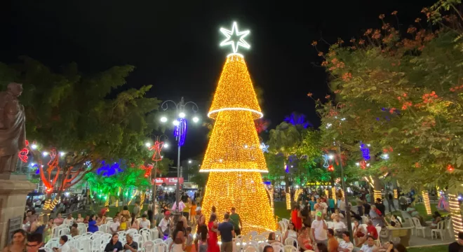 Decoração do Natal de Fé, na Praça Padre Cíero, em Juazeiro do Norte.