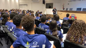 Alunos de costas sentados e cadeiras na Câmara de Juazeiro do Norte no Capacita Juazeiro.