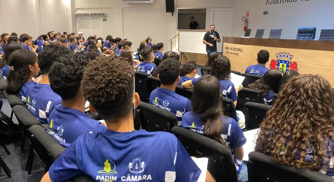 Alunos de costas sentados e cadeiras na Câmara de Juazeiro do Norte no Capacita Juazeiro.