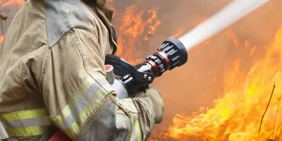 Bombeiros combatendo incêndio.