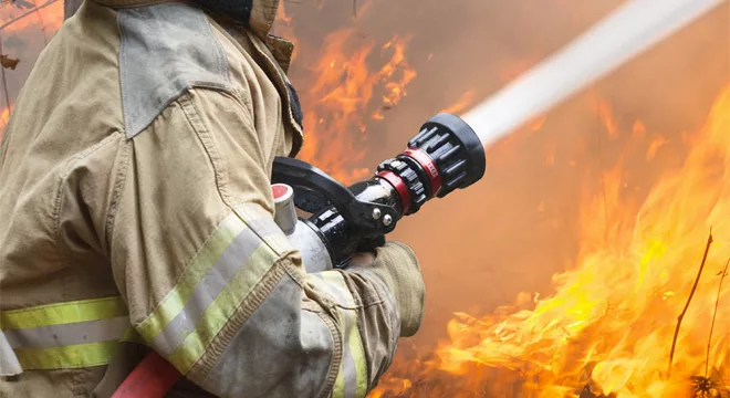 Bombeiros combatendo incêndio.