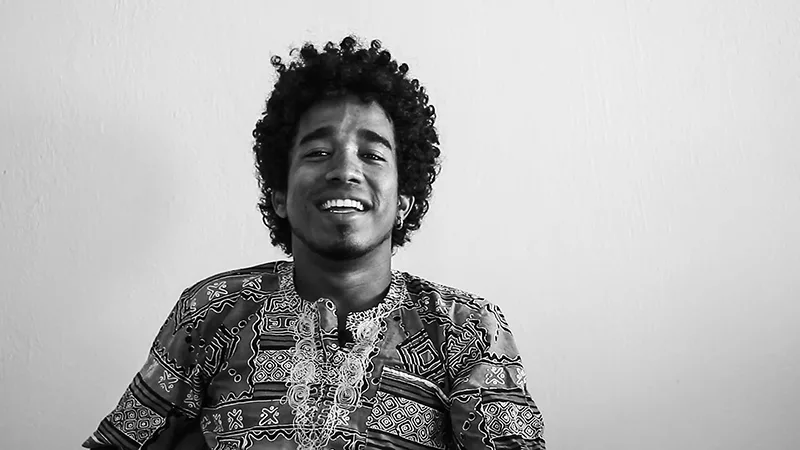 NEGRO LÁ, NEGRO CÁ é um documentário que mostra a visão de quatro imigrantes africanos, residentes em Fortaleza – CE.