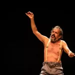 Julio Adrião em cena da peça 'A descoberta das Américas'