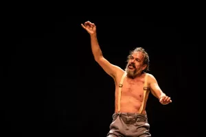 Julio Adrião em cena da peça 'A descoberta das Américas'