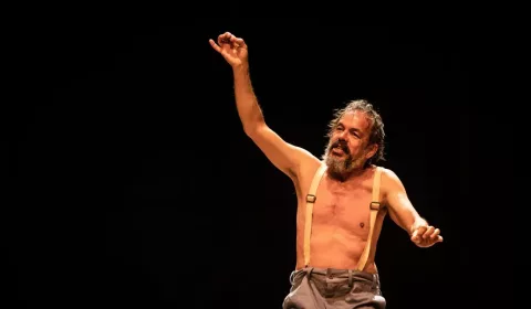 Julio Adrião em cena da peça 'A descoberta das Américas'