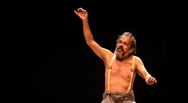 Julio Adrião em cena da peça 'A descoberta das Américas'