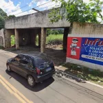 O terreno, localizado na Avenida Virgílio Távora, possui 100 metros de frente, 100 metros de fundos, 132 metros do lado direito e 200 metros do lado esquerdo.