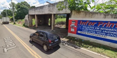 O terreno, localizado na Avenida Virgílio Távora, possui 100 metros de frente, 100 metros de fundos, 132 metros do lado direito e 200 metros do lado esquerdo.