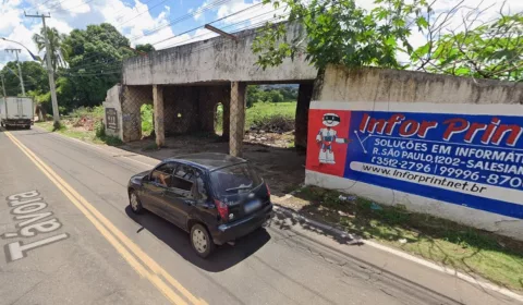 O terreno, localizado na Avenida Virgílio Távora, possui 100 metros de frente, 100 metros de fundos, 132 metros do lado direito e 200 metros do lado esquerdo.