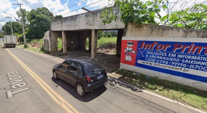O terreno, localizado na Avenida Virgílio Távora, possui 100 metros de frente, 100 metros de fundos, 132 metros do lado direito e 200 metros do lado esquerdo.