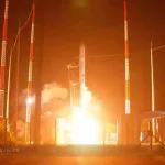 Primeiro foguete comercial lançado do Brasil explode após decolagem.