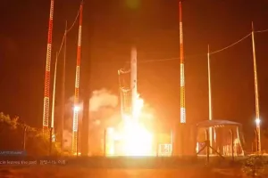 Primeiro foguete comercial lançado do Brasil explode após decolagem.