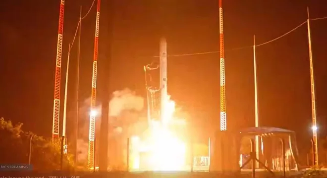 Primeiro foguete comercial lançado do Brasil explode após decolagem.