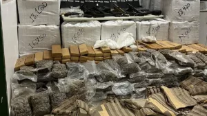 Apreensão de quase uma tonelada de drogas, além de armas de fogo, centenas de munições de grosso calibre no "bunker" de facção.