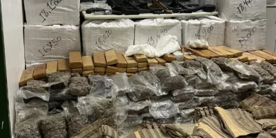 Apreensão de quase uma tonelada de drogas, além de armas de fogo, centenas de munições de grosso calibre no "bunker" de facção.