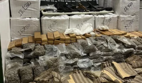 Apreensão de quase uma tonelada de drogas, além de armas de fogo, centenas de munições de grosso calibre no "bunker" de facção.