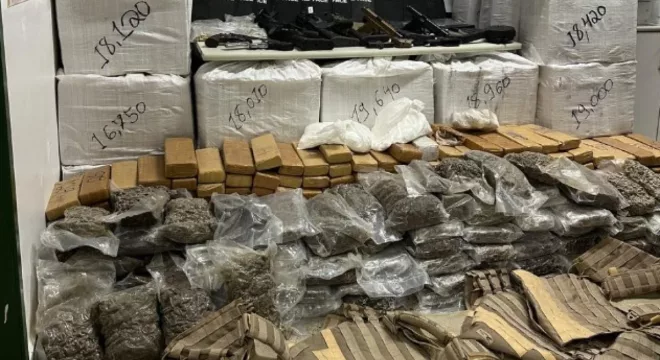 Apreensão de quase uma tonelada de drogas, além de armas de fogo, centenas de munições de grosso calibre no "bunker" de facção.