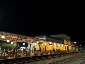 Cafeteria funciona na antiga estação ferroviária, na Avenida Carlos Cruz | Foto: Reprodução/ Google Locais