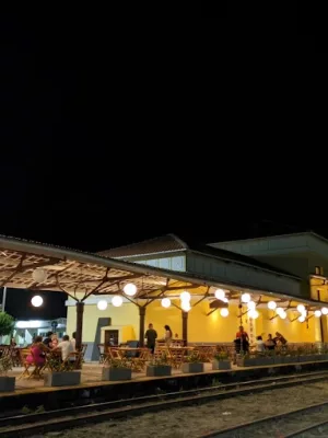 Cafeteria funciona na antiga estação ferroviária, na Avenida Carlos Cruz | Foto: Reprodução/ Google Locais