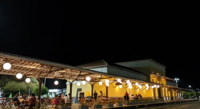 Cafeteria funciona na antiga estação ferroviária, na Avenida Carlos Cruz | Foto: Reprodução/ Google Locais