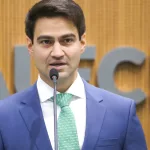 Deputado estadual Pedro Matos durante uso da tribuna na Alece.