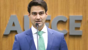 Deputado estadual Pedro Matos durante uso da tribuna na Alece.