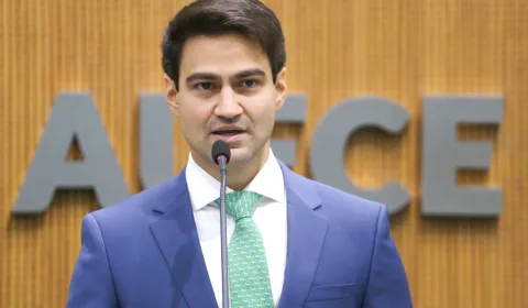 Deputado estadual Pedro Matos durante uso da tribuna na Alece.