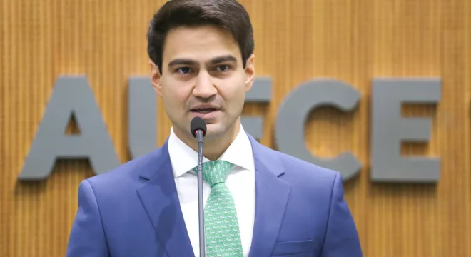 Deputado estadual Pedro Matos durante uso da tribuna na Alece.