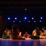 Pessoas sentadas em um circulo durante a finalização da residencia de laboratório percuciêncoa som na cena, do centro cultural do cariri.