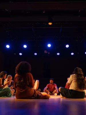 Pessoas sentadas em um circulo durante a finalização da residencia de laboratório percuciêncoa som na cena, do centro cultural do cariri.