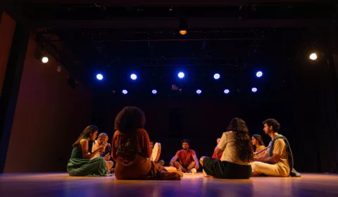 Pessoas sentadas em um circulo durante a finalização da residencia de laboratório percuciêncoa som na cena, do centro cultural do cariri.