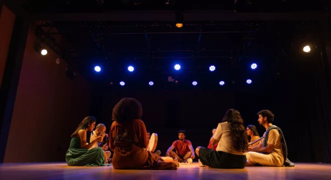 Pessoas sentadas em um circulo durante a finalização da residencia de laboratório percuciêncoa som na cena, do centro cultural do cariri.