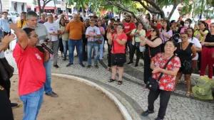 Mesmo cedidos, os servidores continuam recebendo os salários integrais de seus cargos de origem na prefeitura.