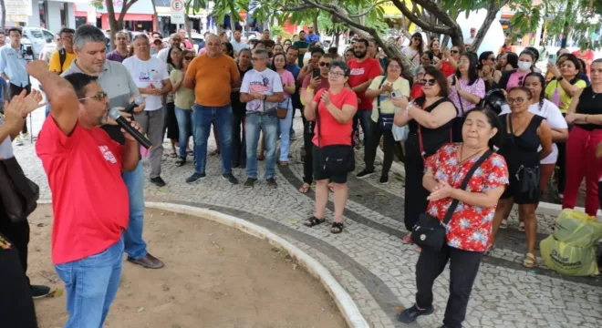 Mesmo cedidos, os servidores continuam recebendo os salários integrais de seus cargos de origem na prefeitura.