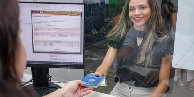 Pessoa sendo atendida o Sine/IDT