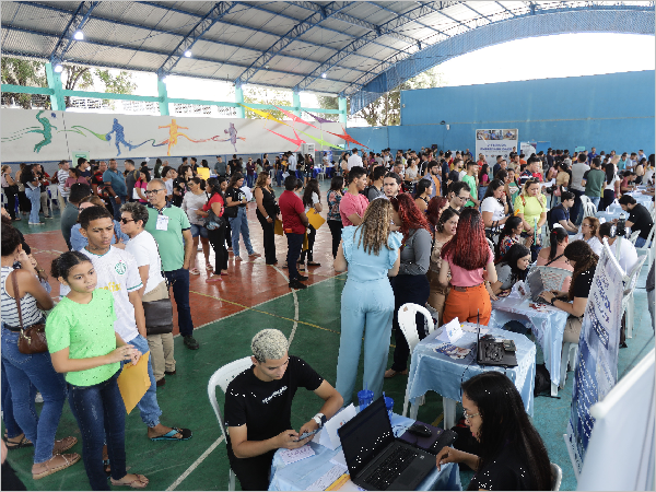 Pessoas sendo atendidas em um ginásio durante o feirão da empregabilidade, em Juazeiro do Norte.